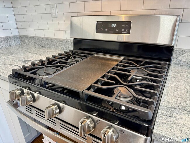 Building Photo - 1168 Main St