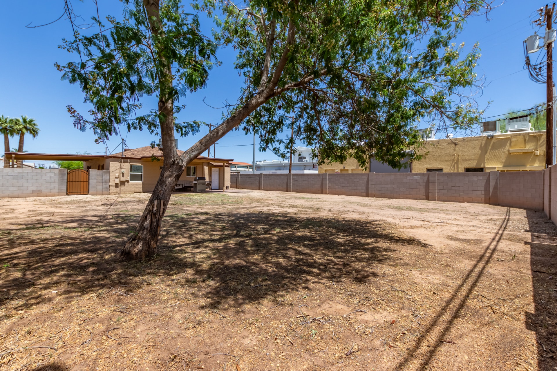 Building Photo - 527 E Whitton Ave