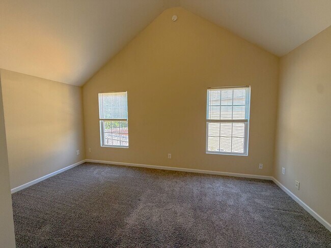 Building Photo - 3 Bedroom 2.5 Bath Single Family Home with Fenced Backyard!