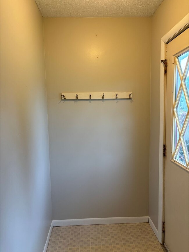Building Photo - Spacious Home in Gaylord