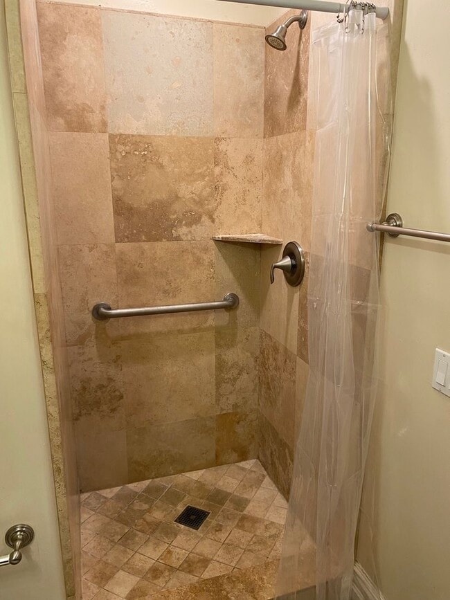 Building Photo - Charming 1 Bed / 1 Bath Duplex Close To Ca...