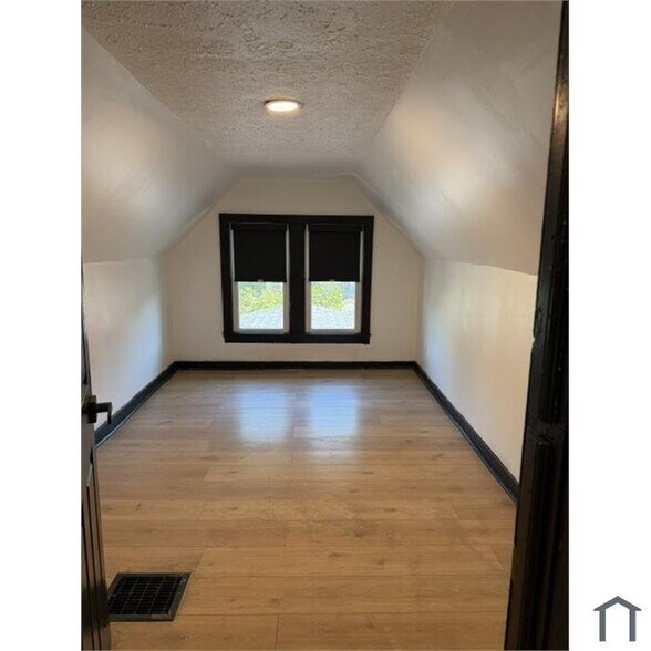 Building Photo - 1360 E 93rd St
