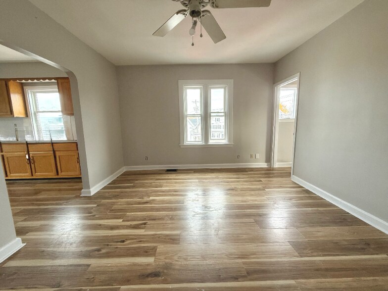 Building Photo - 13 Brooks Ave