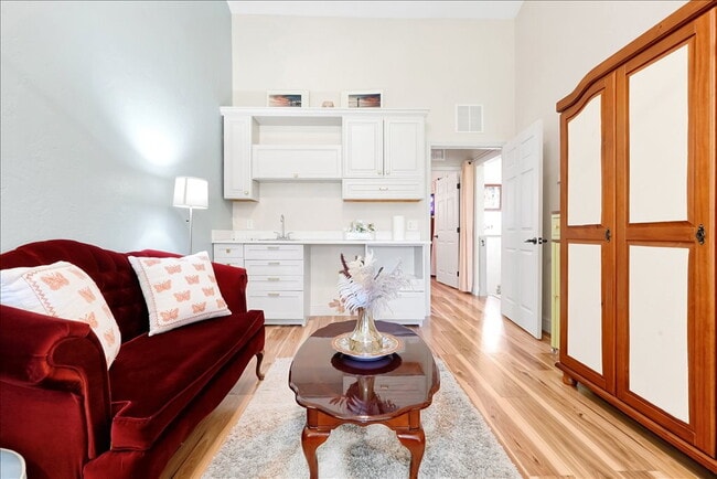 Building Photo - "ALL UTILITIES INCLUDED & Fully Furnished! Stunning 4-Bed, 3-Bath Townhome in Haines City"
