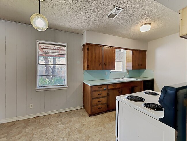 Building Photo - 873 Beverly Dr