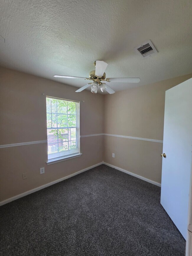 Building Photo - 24023 Strong Pine Dr