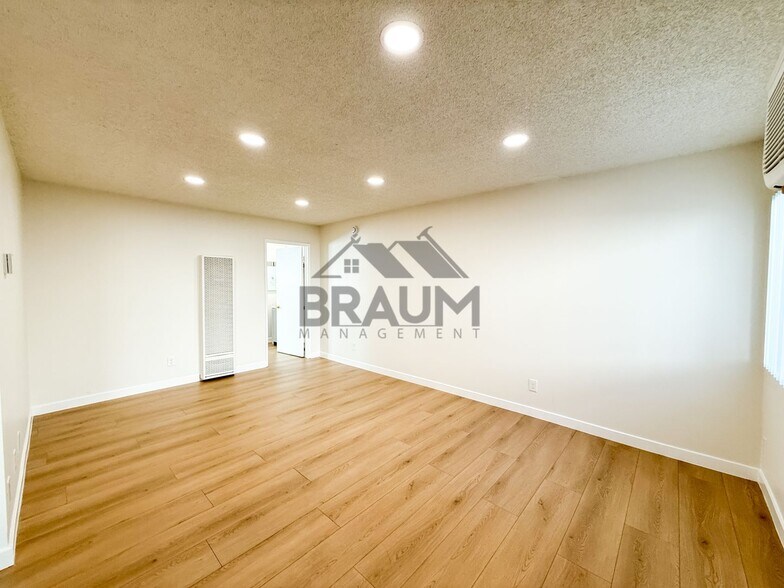 Building Photo - 6612 Sylmar Ave