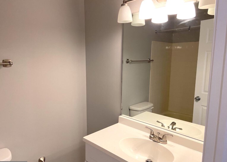 Building Photo - 321 Steeplechase Ct