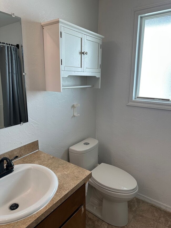Building Photo - Updated 2 bed 1 bath dulpex in Springfield!