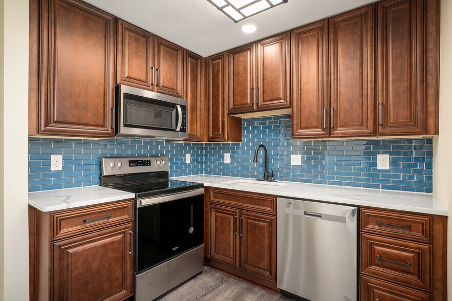 Building Photo - 2112 Sanborn Dr