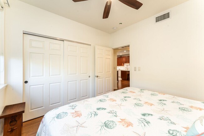 Building Photo - Beautiful Renovated and Furnished 2 bed/2 bath, walk to the beach