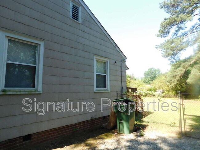 Building Photo - 718 Yorkshire Dr