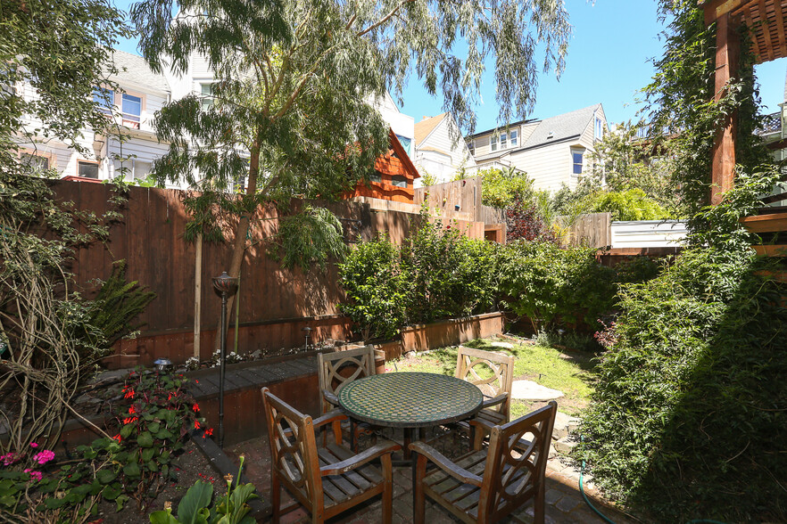 Shared yard - 127 Steiner St