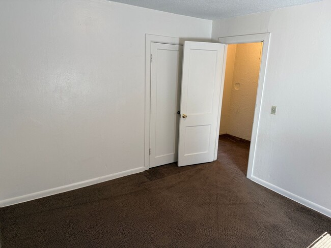 Building Photo - 2 bed, 1 bath house in Springfield