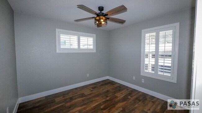 Building Photo - Modern Corner-Unit Condo with tandem 2-Car Garage in Central San Diego