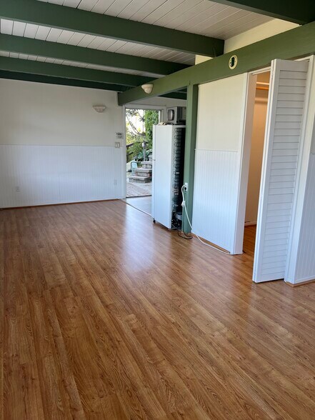 View to front door - 2650 Glendower Ave