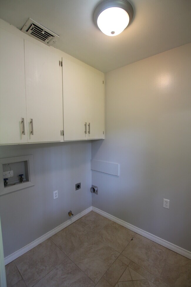 Building Photo - 2930 Williamsburg Dr