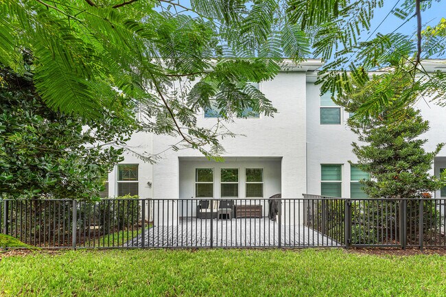 Building Photo - 16280 Oakview Dr