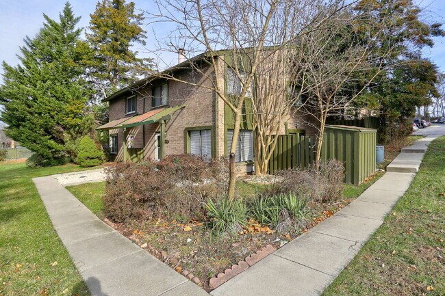 Building Photo - 3BD, 1.5BA - Beautifully Remodeled Townhome in Columbia