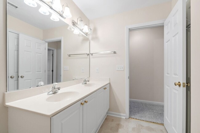 Building Photo - Lovely 3 bedroom townhome in fantastic Ral...