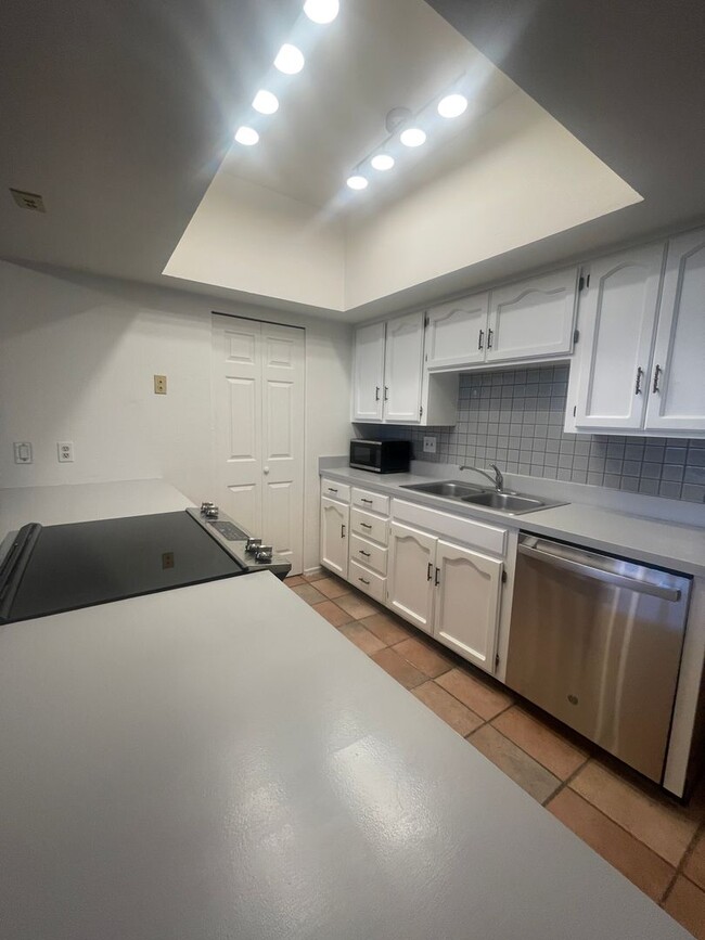 Building Photo - Spacious Remodeled 2 Bed/2Bath Condo!