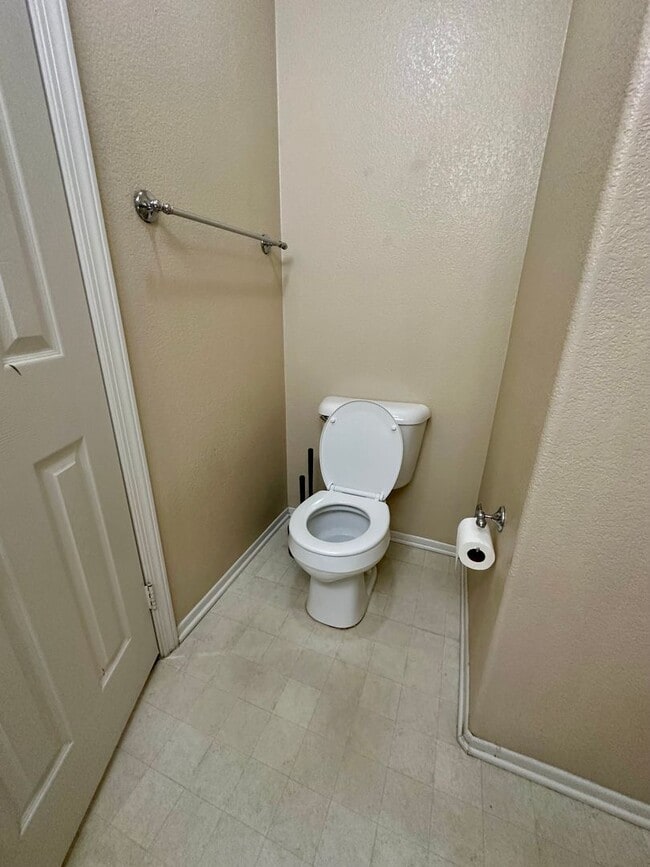 Building Photo - Large 3 bedroom home with loft and large b...