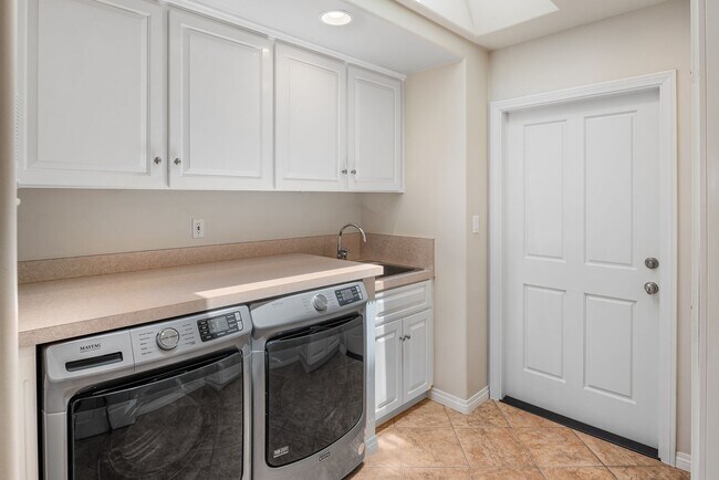 Building Photo - Custom Single Story in coveted Alvarado Es...