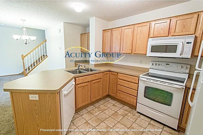 Building Photo - 3BR, 2 1/2 BA Townhome