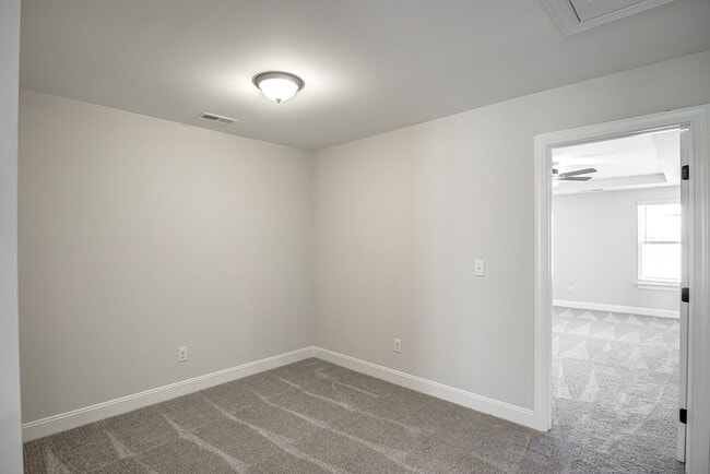 Building Photo - Updated Townhome with 1 Car Garage - close to Southpoint!