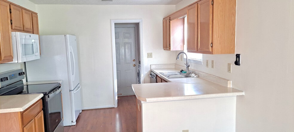 Building Photo - Room in Single Family Home on Caloosa Cove SW