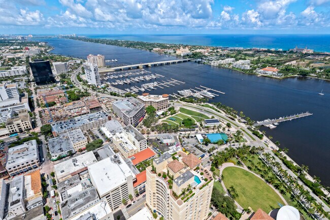 Building Photo - 1045 Lake Shore Dr