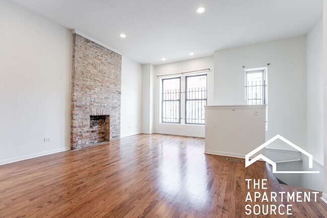 Building Photo - HUGE 4BR/2BA Duplex Close to Blue Line