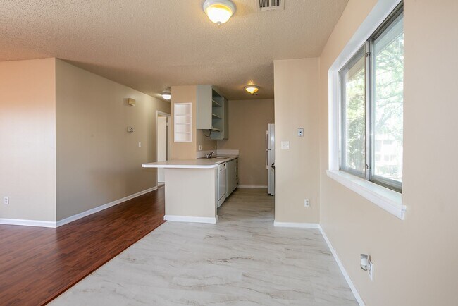 Building Photo - Spacious 3 Bed 2 Bath Condo in Tulsa!