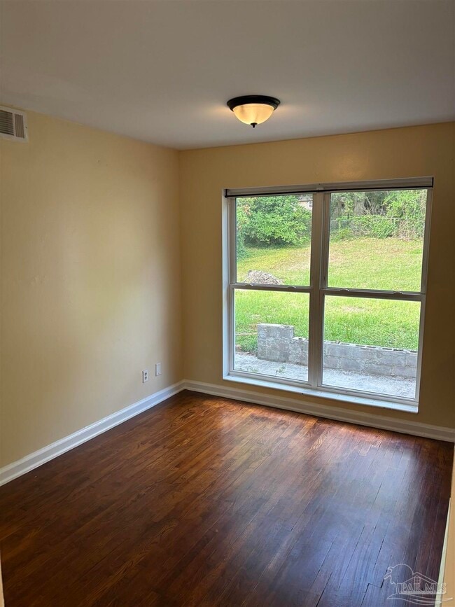 Building Photo - 5095 Crestwood Rd