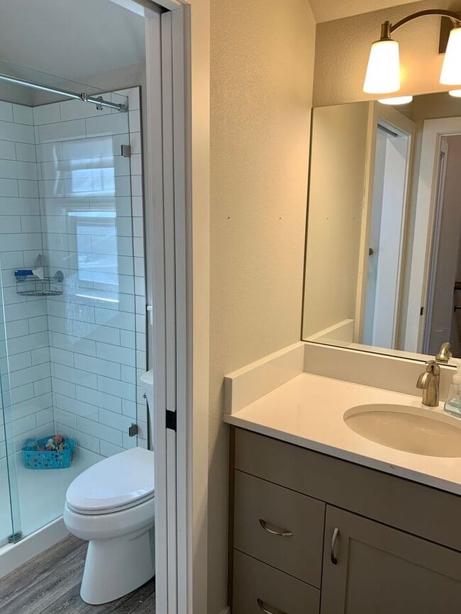 Building Photo - Stunning 3bd, 2ba Home Close To Downtown L...