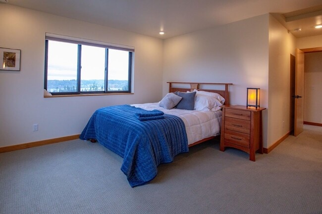 Building Photo - Stunning Holmes Harbor Home and Pet Friendly!