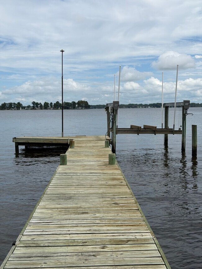 Building Photo - Fabulous 3 bedroom 2 bath in waterfront community!