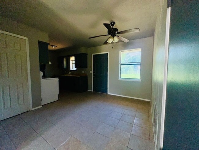 Building Photo - 3 Bedroom and 1.5 Bathroom Home in Tecumseh