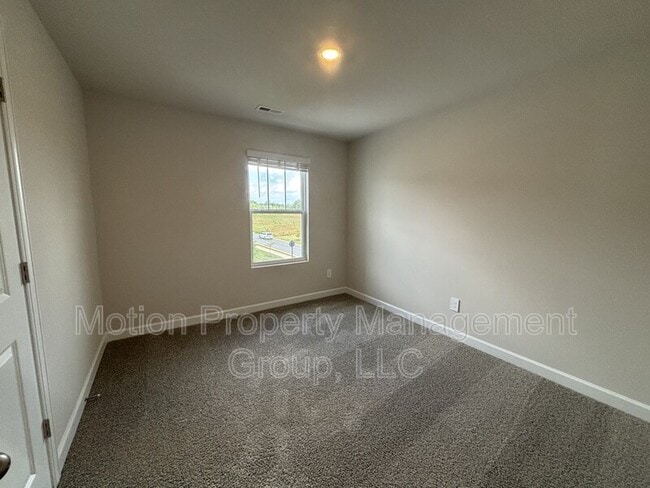 Building Photo - 1358 31st St NE