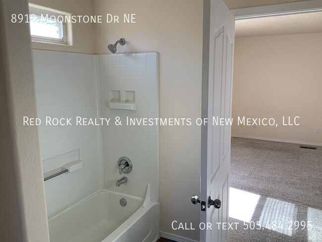 Building Photo - 3 Bedroom in La Cueva with EV Charger!!