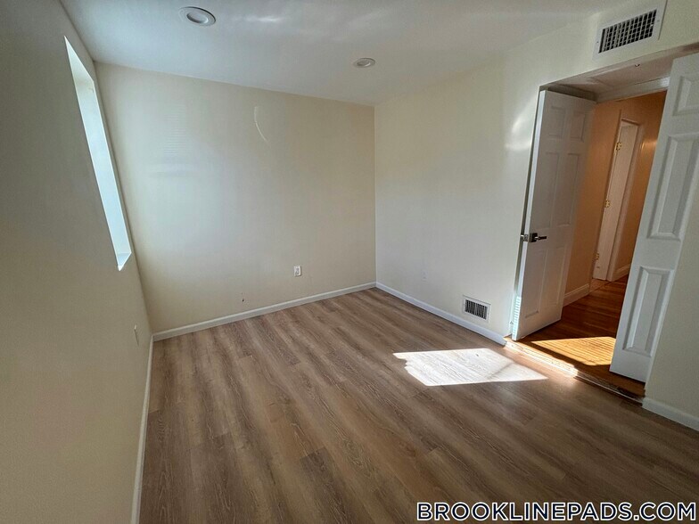 Building Photo - 1801 Beacon St