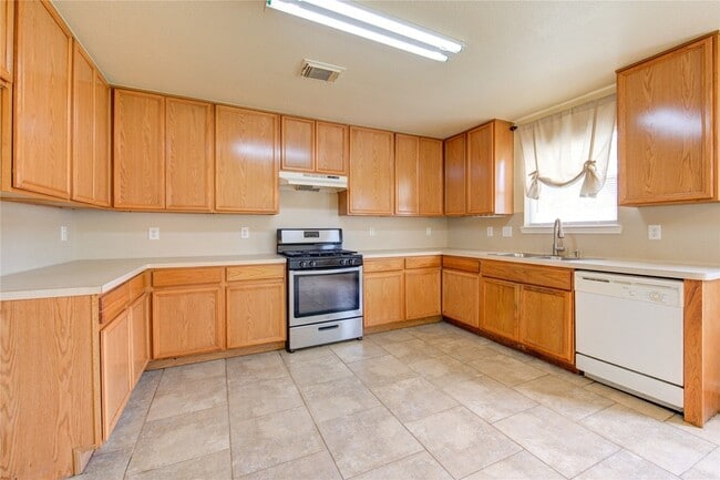 Building Photo - 6422 Mildenhall Ct