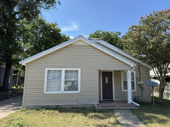Primary Photo - Charming 3 Bed, 1 Bath Home