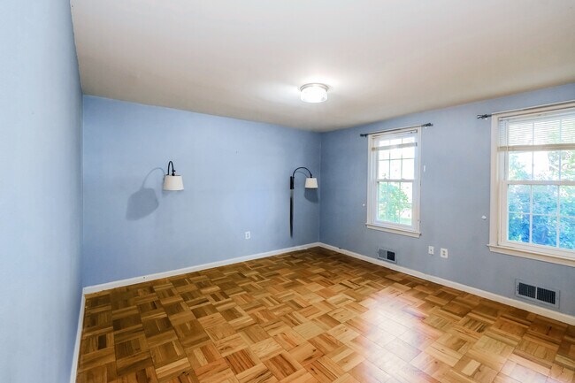 Building Photo - 647 Azalea Dr