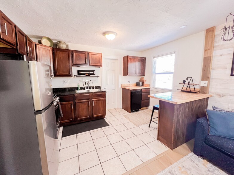 Building Photo - 333 E 700 S