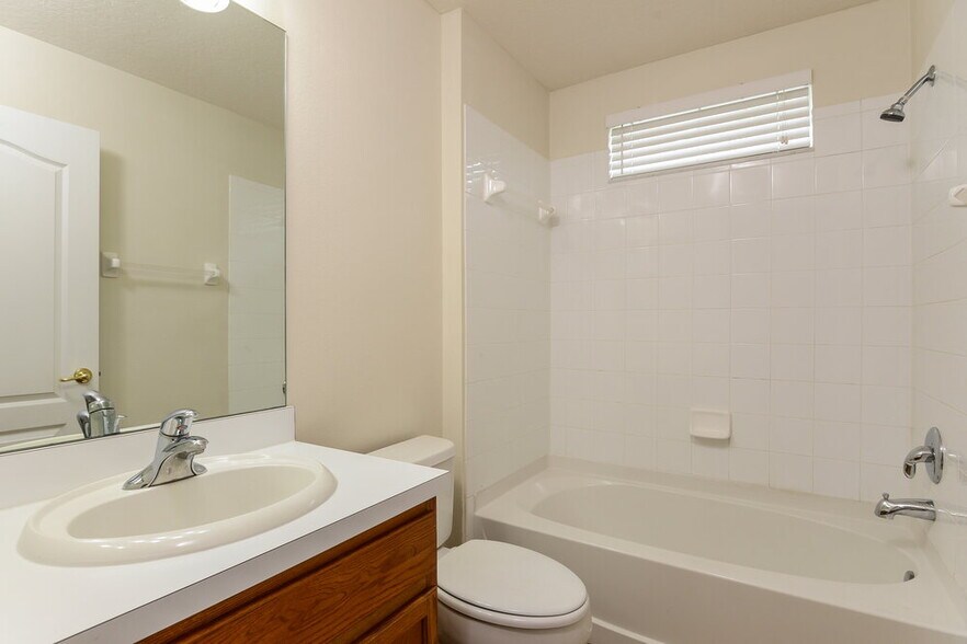 Building Photo - 30629 Midtown Ct
