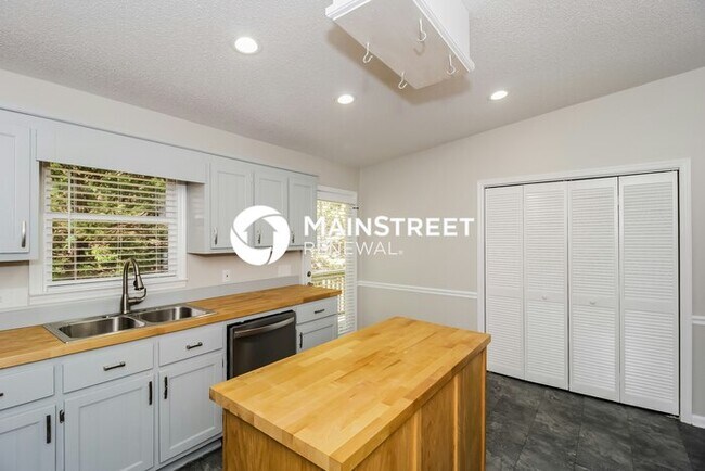 Building Photo - 3 Bedroom Pet-Friendly Home in CARTERSVILLE, GA with Main Street Renewal