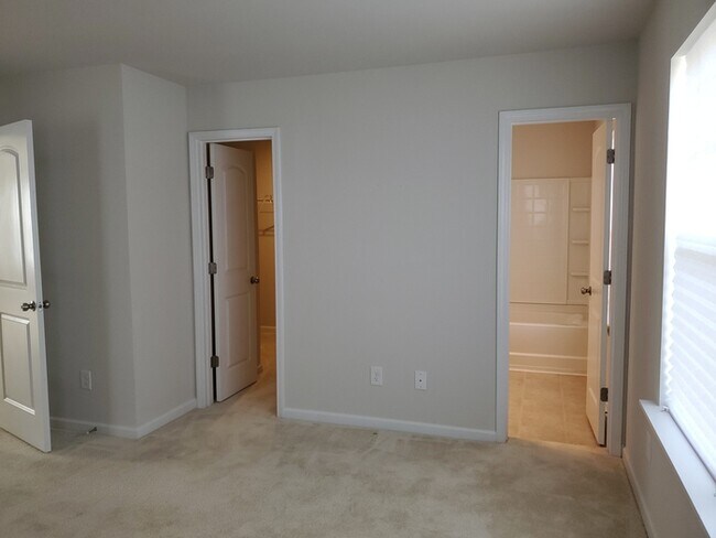 Building Photo - 2 Bedroom, 2.5 Baths End unit Townhome located in Townes at University East