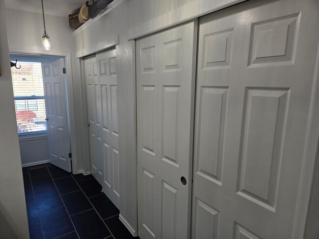 Building Photo - Unit C