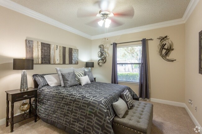 Building Photo - Comfort Just Minutes from It All